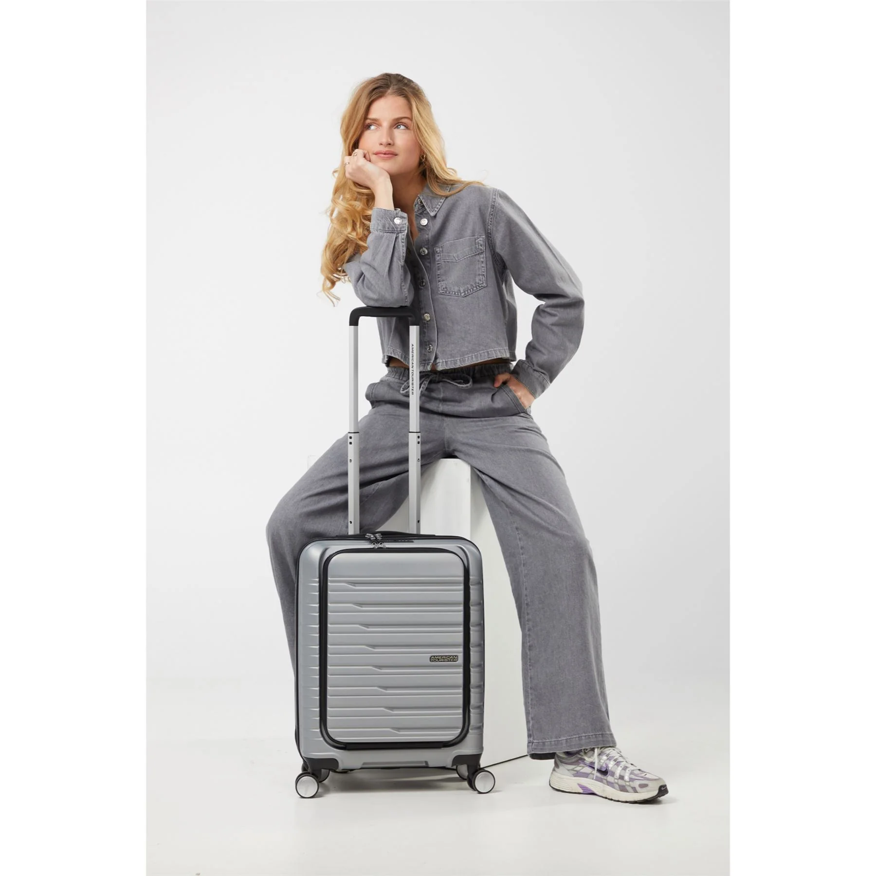 American Tourister Flashline Spinner - Image 165